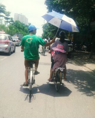 Dù không có ô tô, bố mẹ vẫn có thể che rồi chở con đi, theo cách của bố mẹ